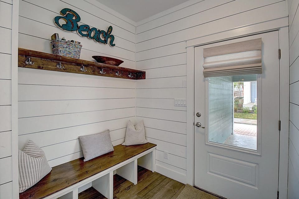1st floor, Side Entry Way