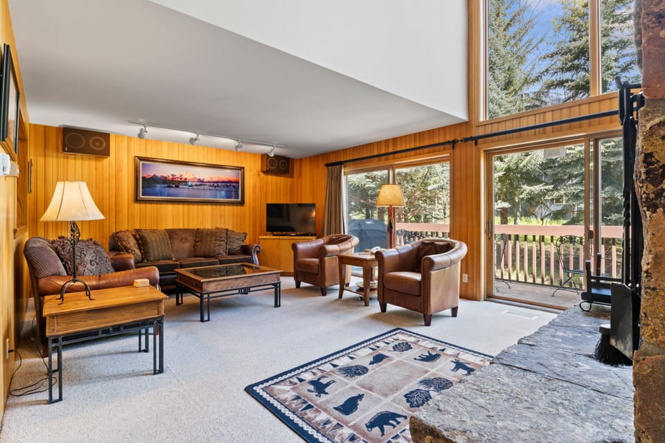 Living Room with TV - Middle Level