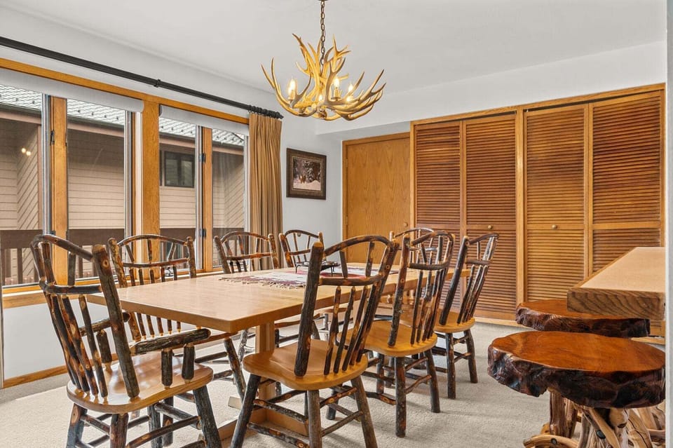Dining Area w/ Kitchen Breakfast Bar