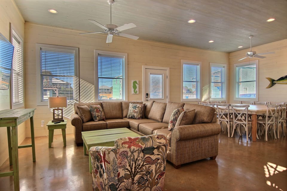 Living room - Cozy and comfy living area with space for the whole family to enjoy