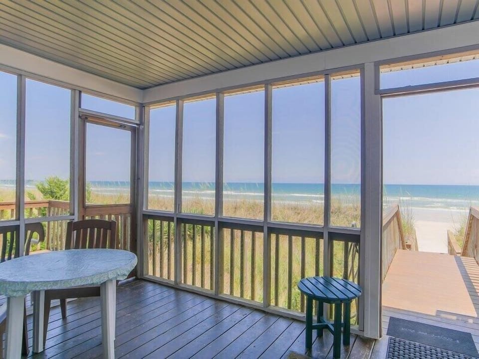 Oceanfront Deck - Screened-In