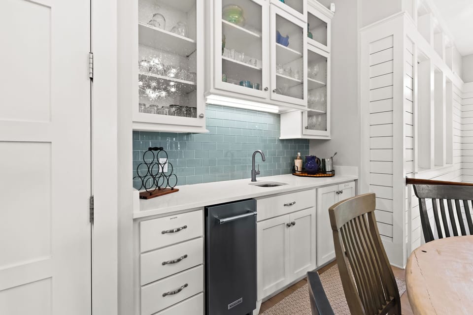 Wet bar adjacent to the dining area