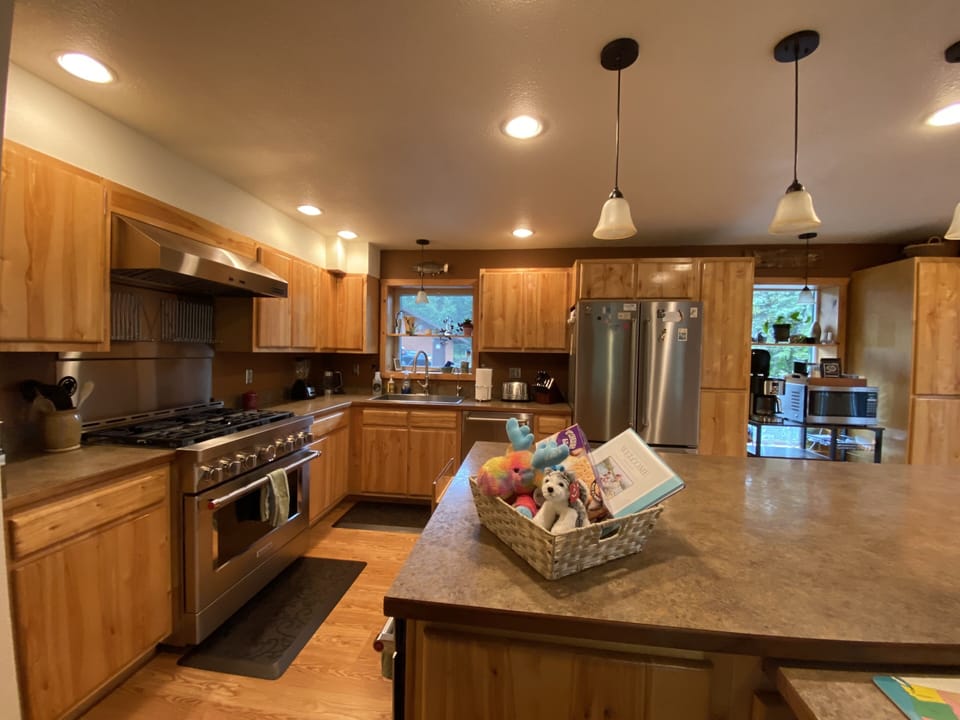 Kitchen with 6 burner stove/oven also a 30" oven in the island

