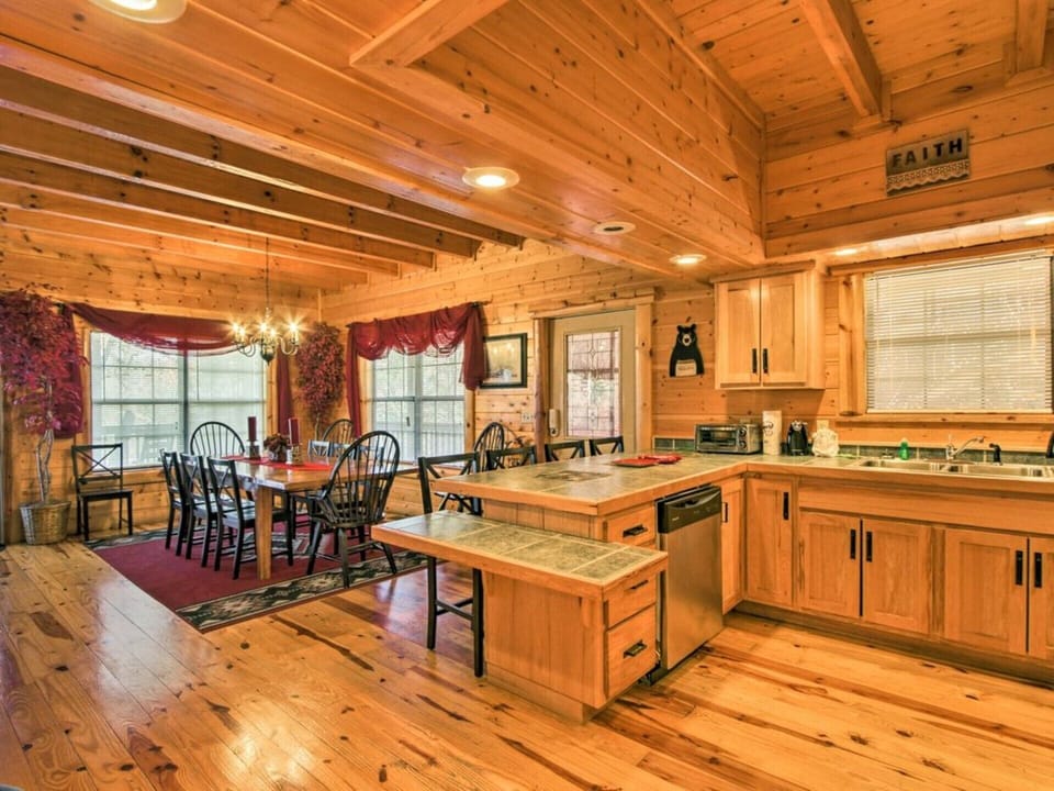 Kitchen & Dining
