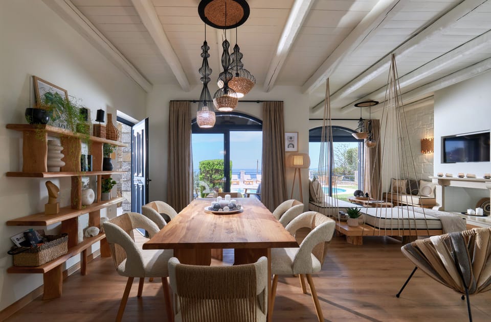 open dining - living area with view to the pool and sea