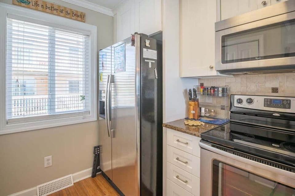 Beautiful, bright kitchen