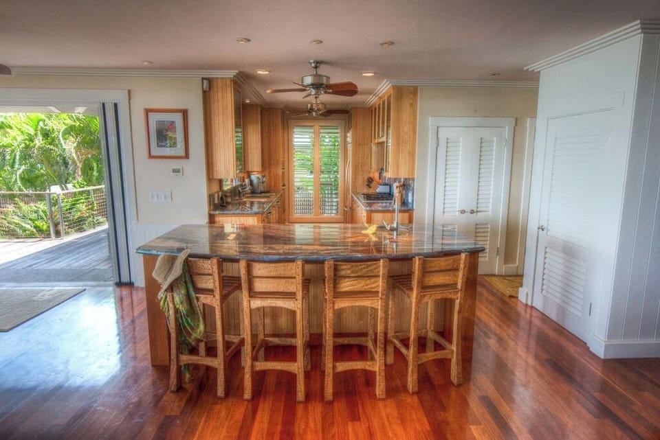 10 Kitchen & Island