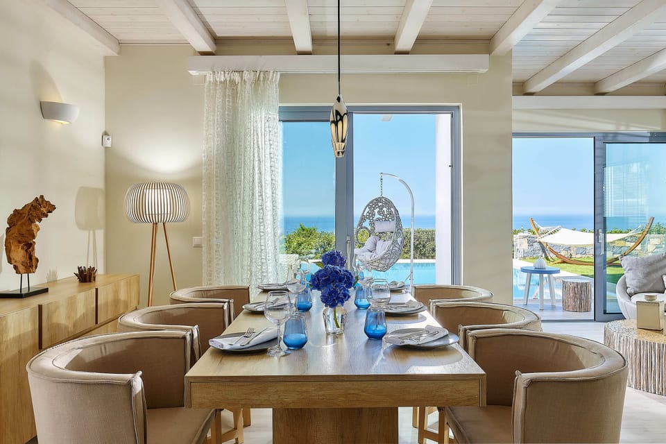 Dining area with direct pool and seaview