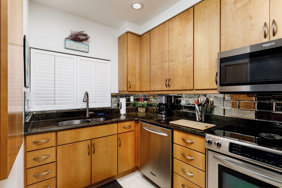 Welcome in to this 2 BR 2 BA fully equipped condo. The kitchen h - Welcome in to this 2 BR 2 BA fully equipped condo. The kitchen has been beautifully updated for all of your cooking needs while you are here!