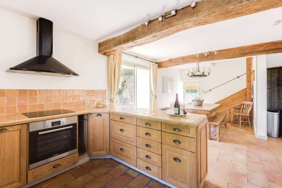 LARGE FAMILY KITCHEN WITH SEATING FOR 10