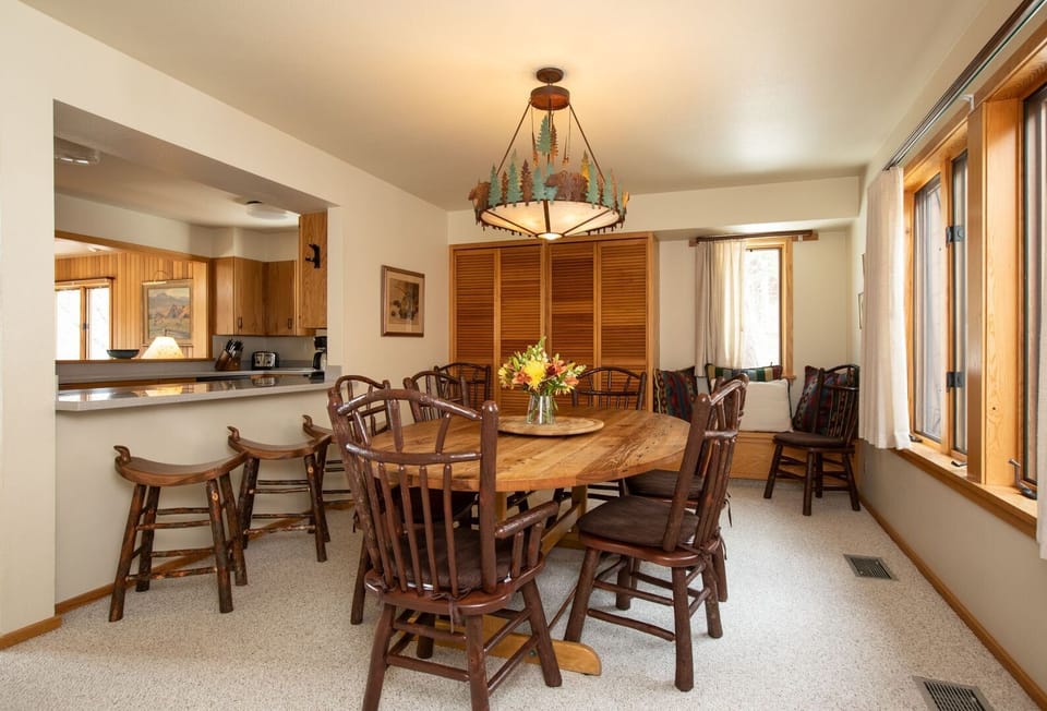 Dining Area w/ Seating for 8