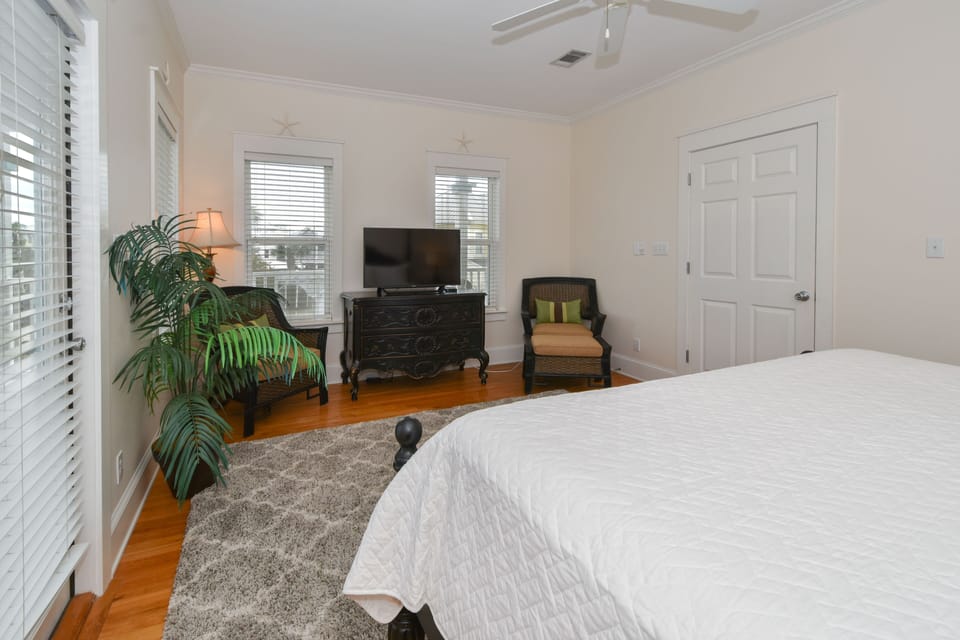 Dream Maker- 2nd Floor Master Bedroom with TV and Balcony