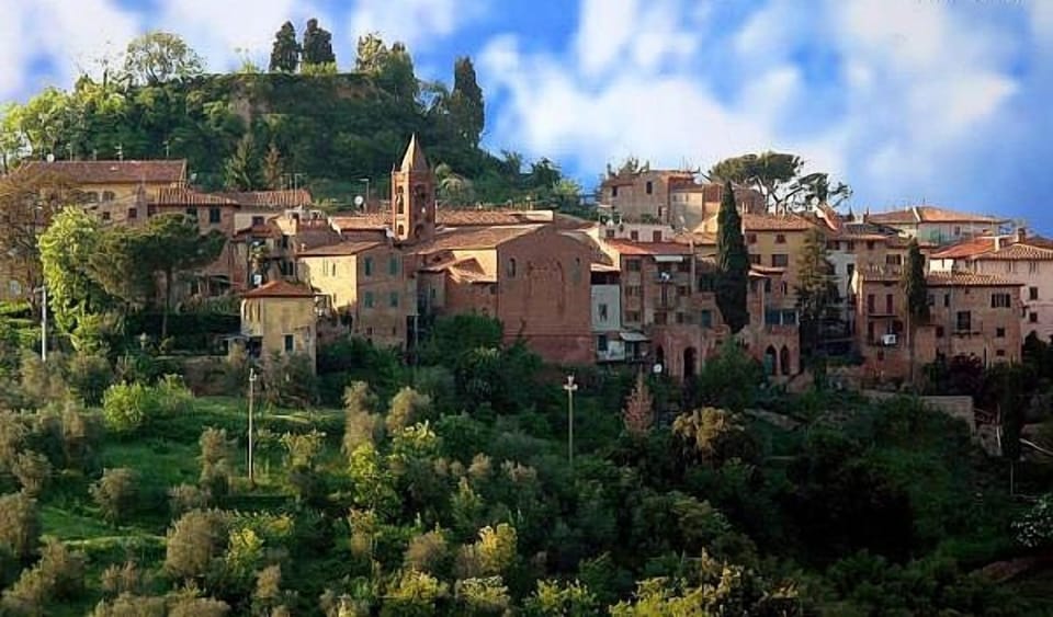 Palaia can be reached on foot in 10 minutes on paved road - there're 2restaurant