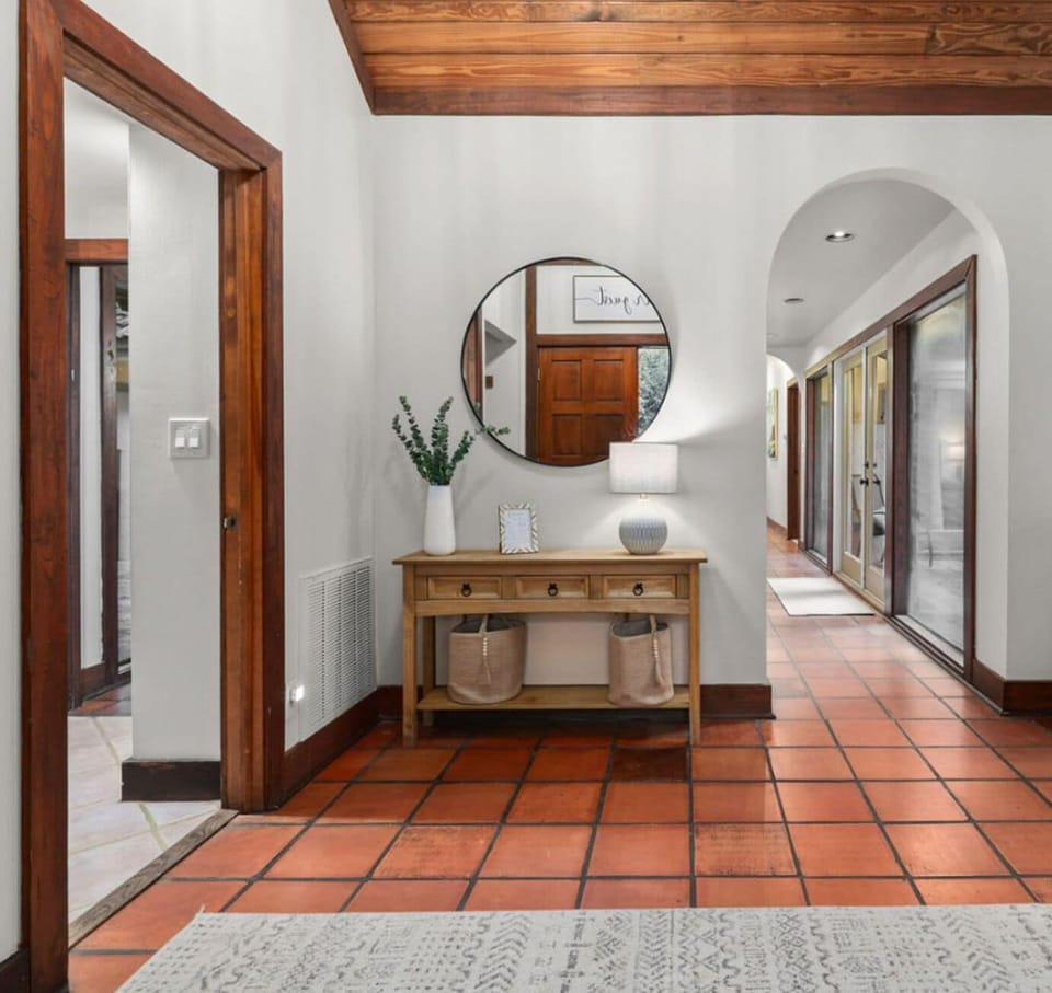 Foyer with vaulted ceilings welcoming you to Amelia Palms!