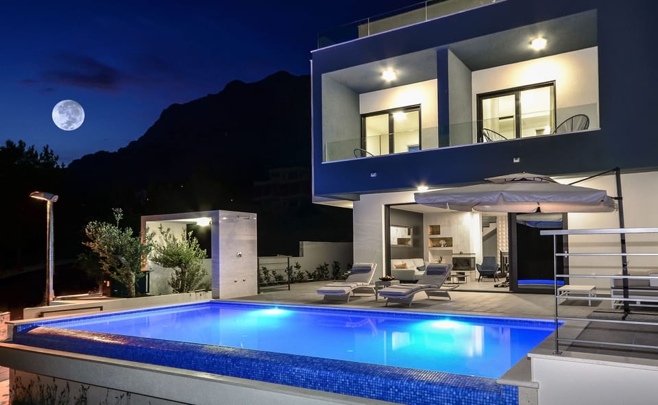 Villa Nina Makarska, has 4 bedrooms, 4 bathrooms, heated infinity pool  of 33m2
