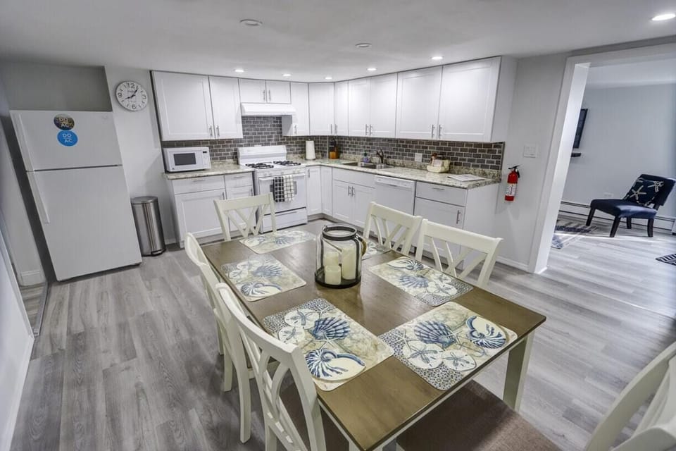 Dining Area (Seats 6)