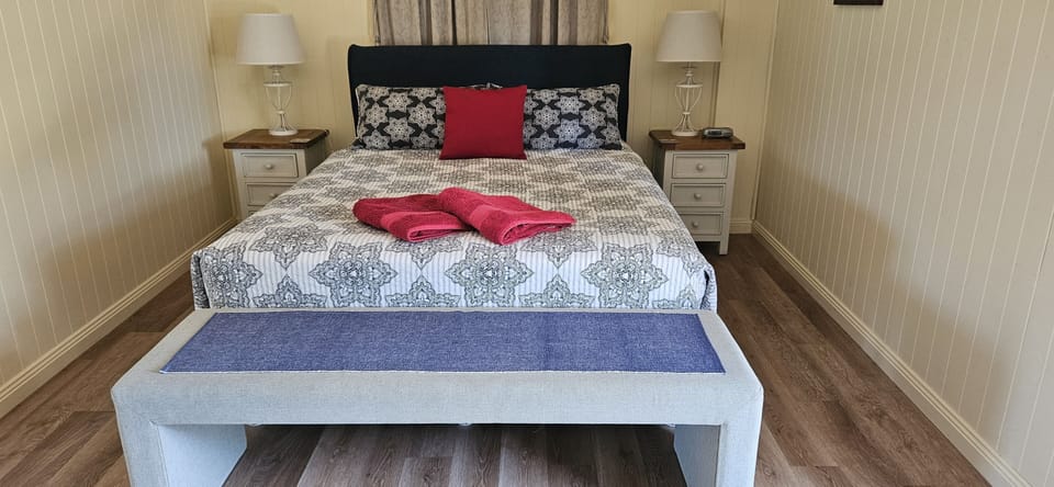 Queen Bedroom in The Wattle Lodge
Summer / Autumn