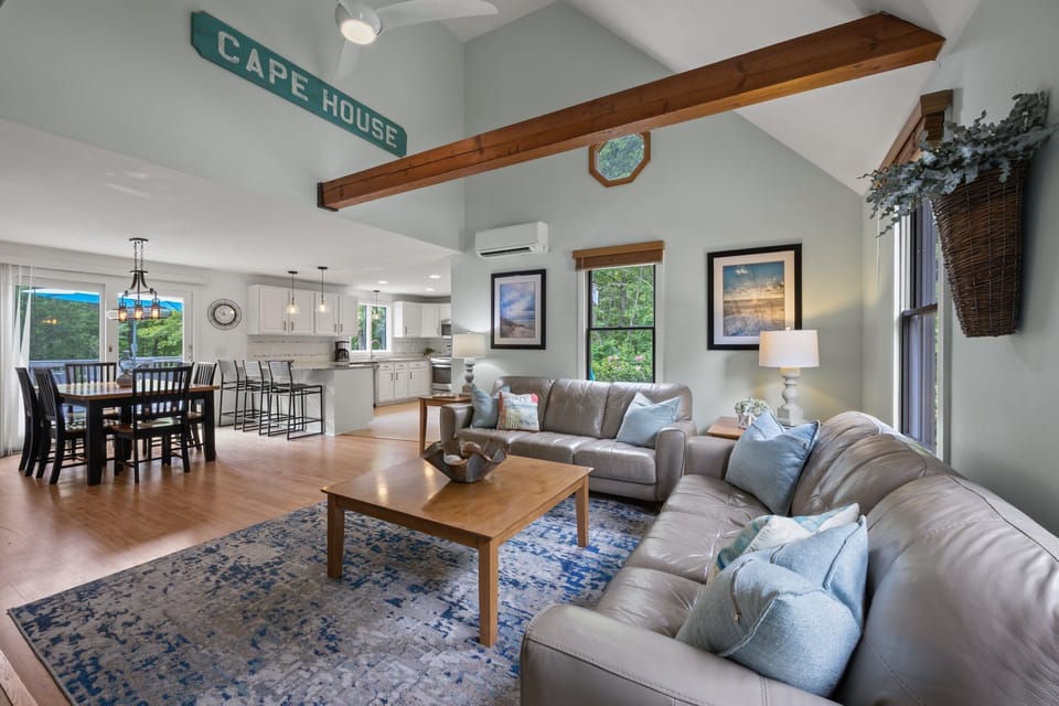 Open floor plan, cathedral ceiling, leather furniture