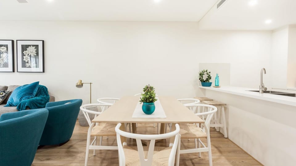 Dining Table - seats for 6 people