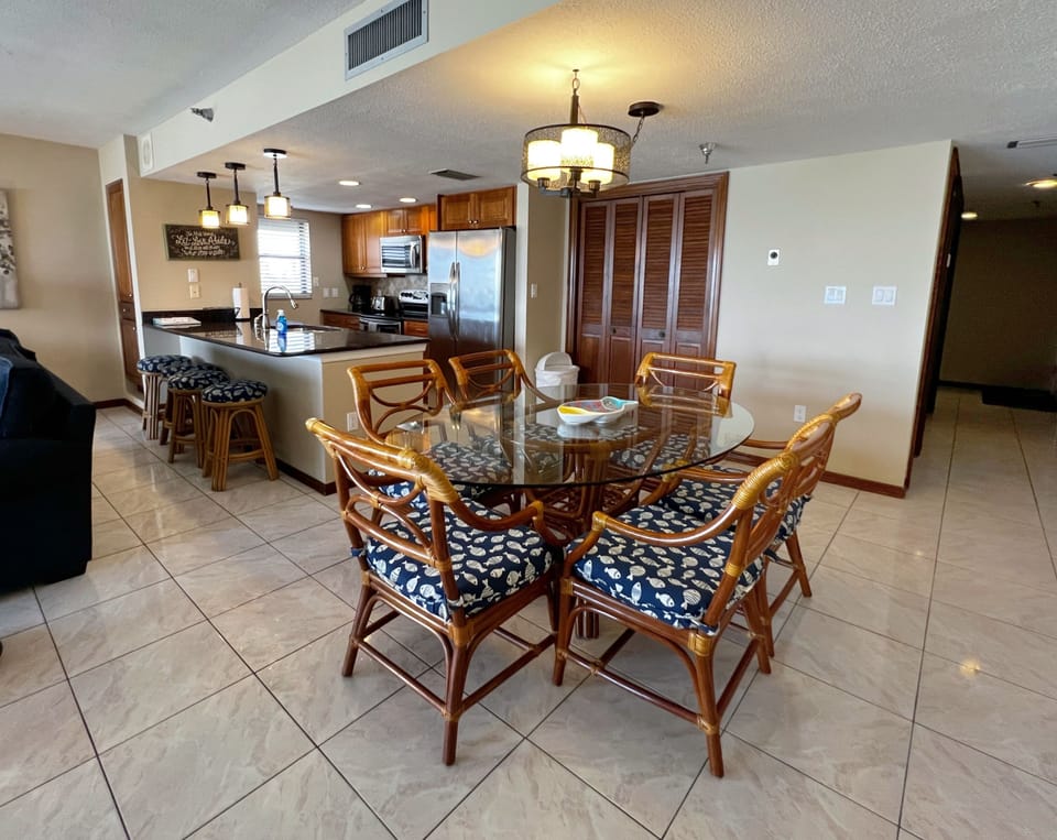 Open Concept Kitchen and Dining Room With Plenty Of Seating For - Open Concept Kitchen and Dining Room With Plenty Of Seating For The Whole Family, Plus Bar Stool Seating!
