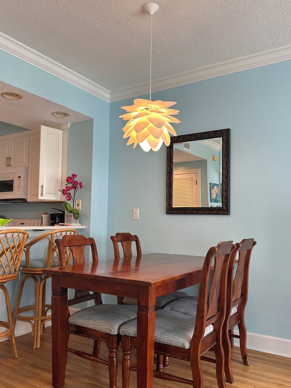 Seating for 4 at the Table with two stools at the Kitchen Counter