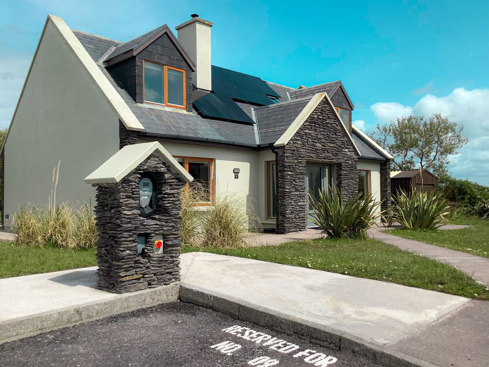 Stone Cottage Holiday Home, Sustainable Seaside Self-Catering Green Holiday Home Available in Ballinskelligs, County Kerry