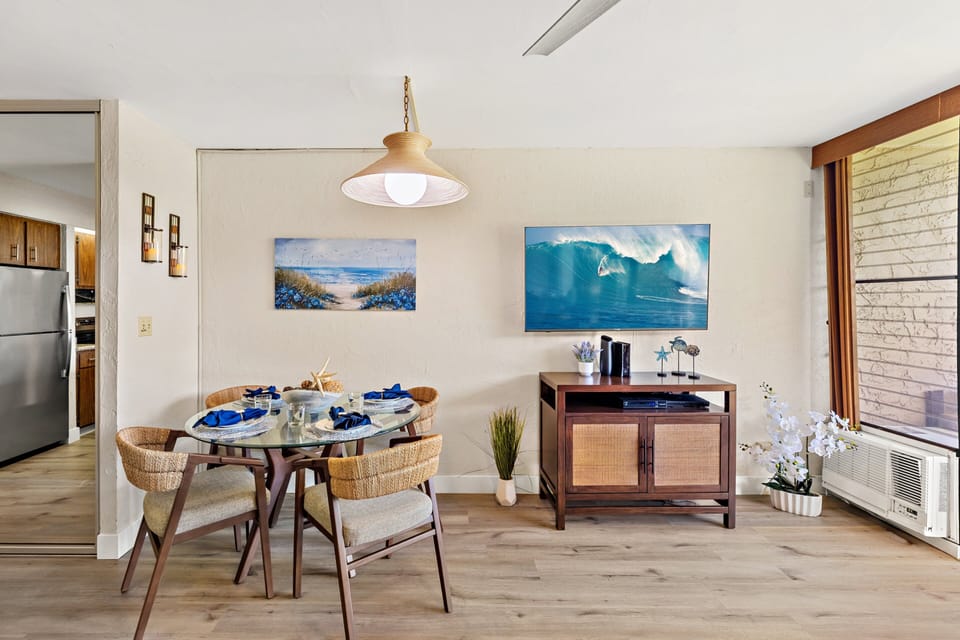 Dining space with direct access to the lanai for indoor-outdoor meals