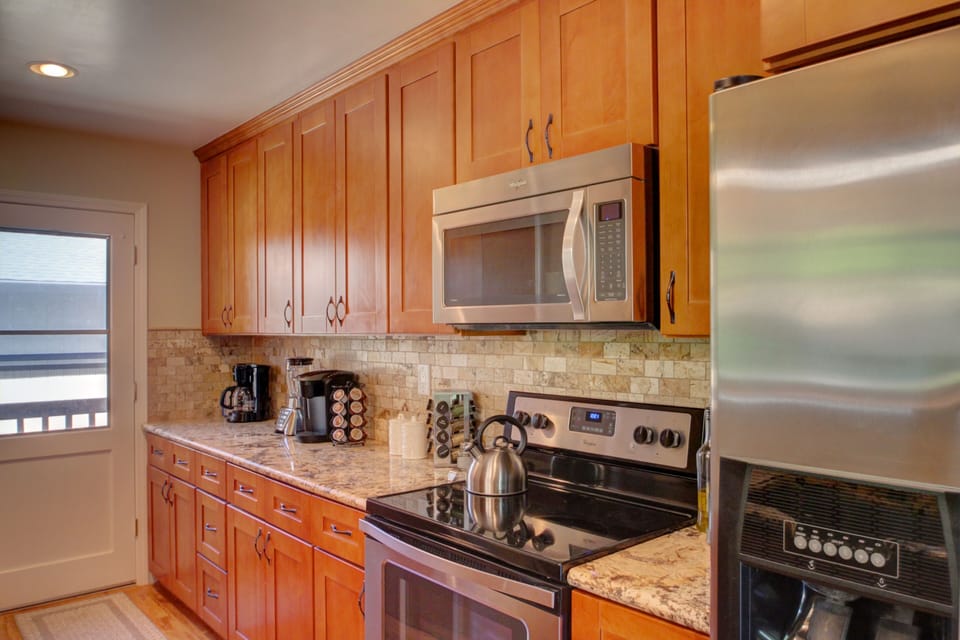 All newer stainless steel appliances with beautiful granite countertops 
