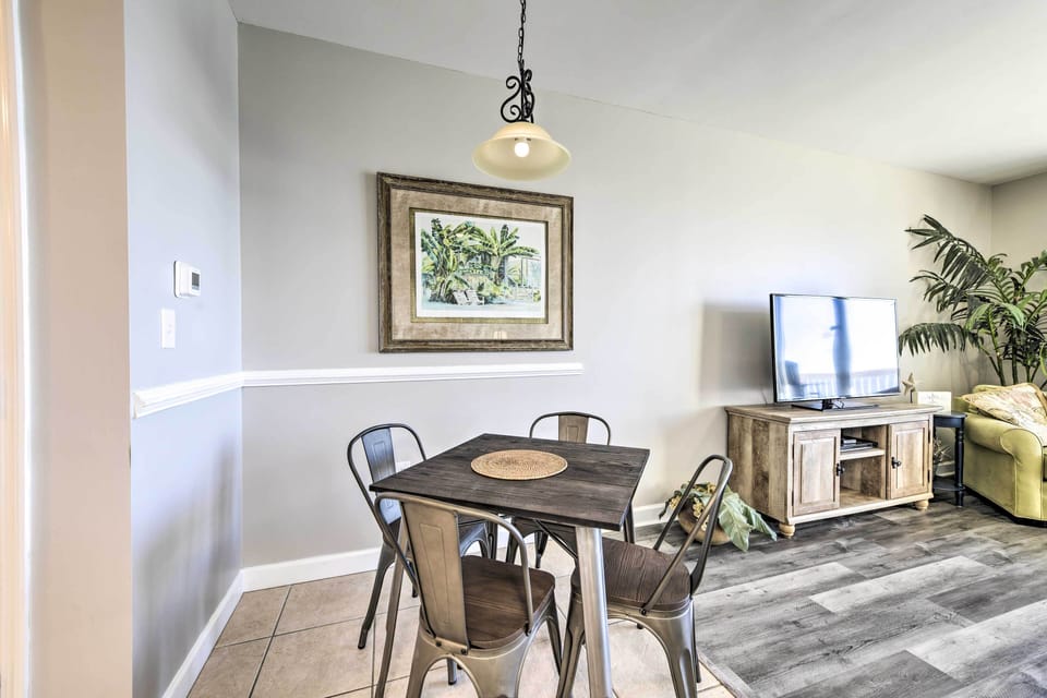 Dining Area | 4-Person Dining Table