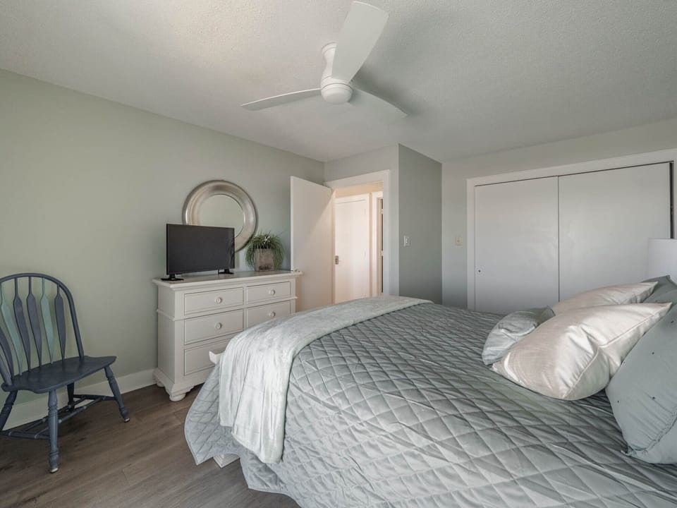 Fourth Bedroom - Queen Bed