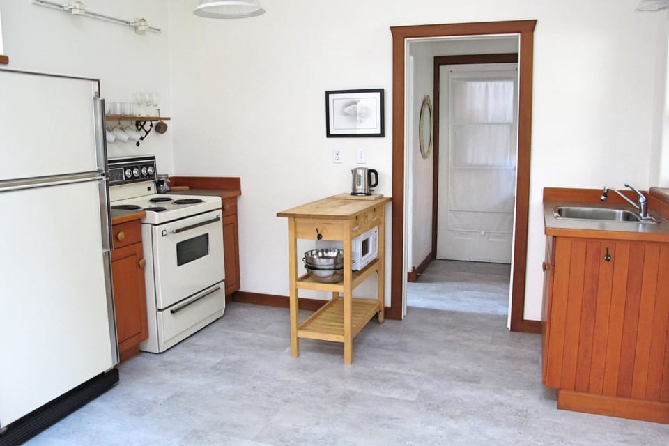 spacious kitchen w/ everything you will need, full sized oven,fridge, dishwasher