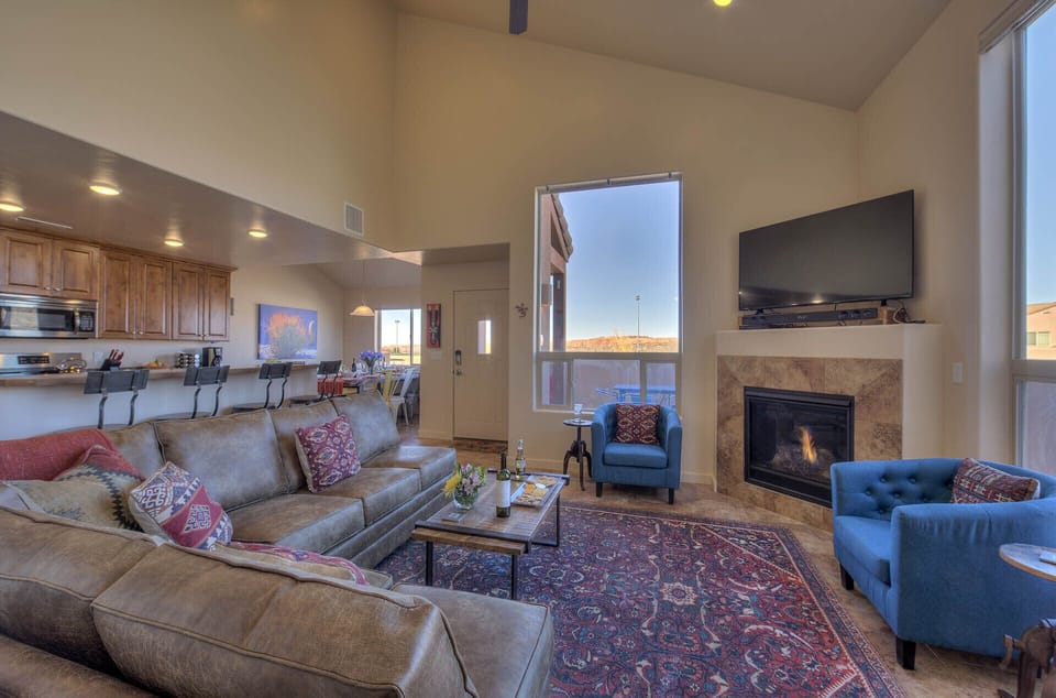 Living room with 55" HDTV, Smart Blu-Ray, Gas Fireplace
