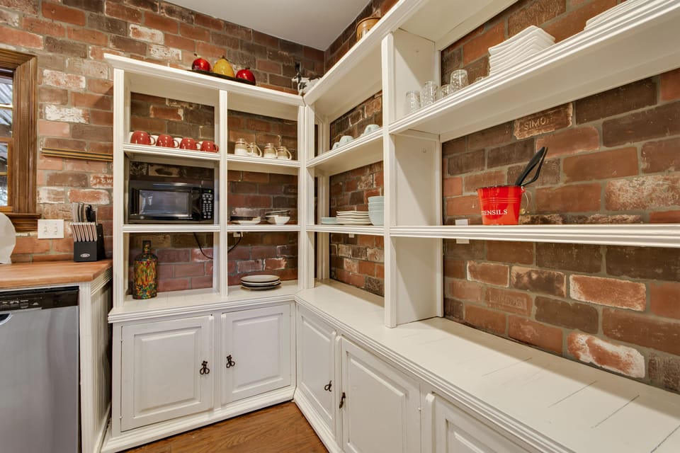 plenty of space in the kitchen
