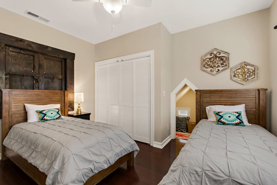 (2) twin beds