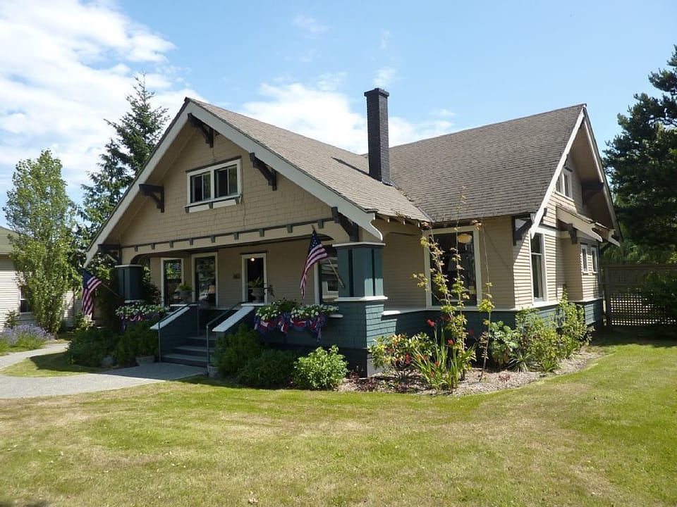 Historic Acanthus House with 5 units available.

Within walking distance to restaurants, laundromat and local amenities.

This is a non-smoking unit