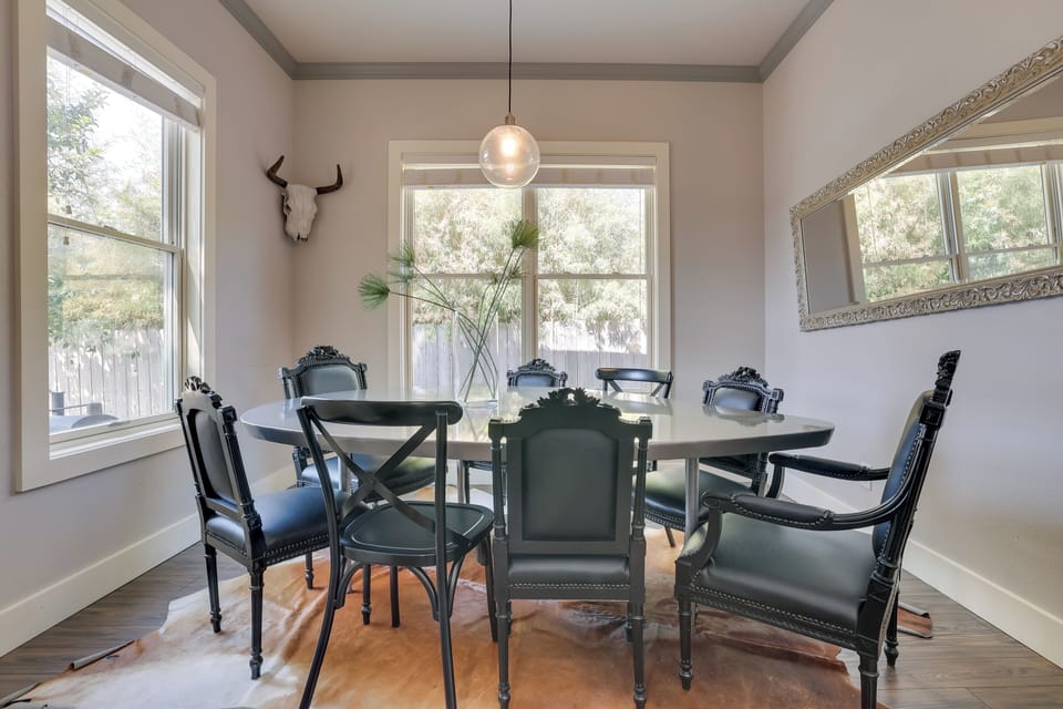 Dining Area | Dishware/Flatware Provided | 1st Floor