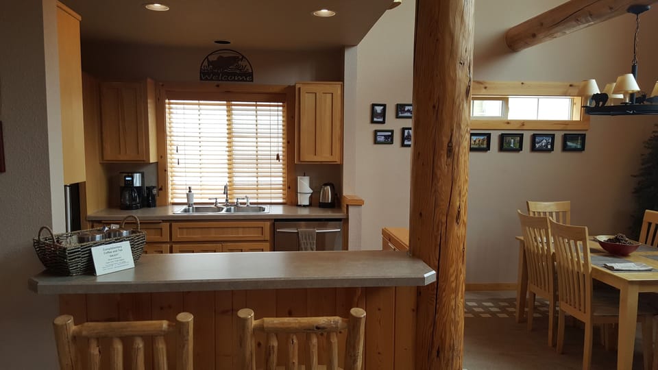 Breakfast Bar - with seating and complimentary Basket of Coffee/Tea's