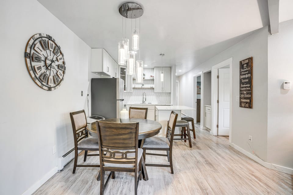 Dining Area/Kitchen | Single-Story Apartment | Central A/C & Heating