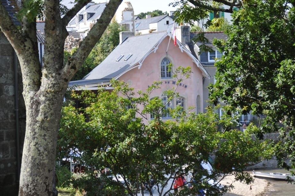 The ABRI DU MARIN shelters nice exhibitions all year round.