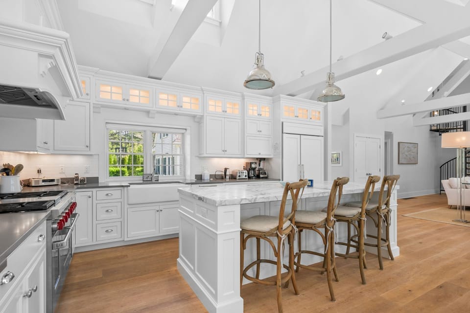 Kitchen Island - breakfast bar seats 4 comfortably