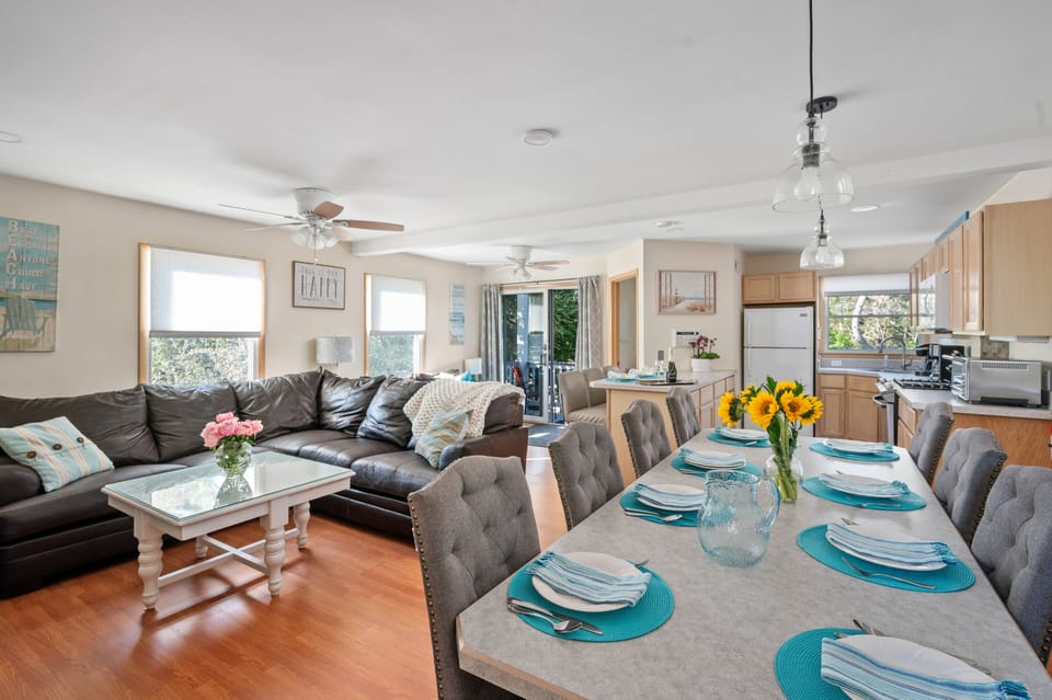 Seat 11 for dinner with 8 at the table and 3 at the peninsula.