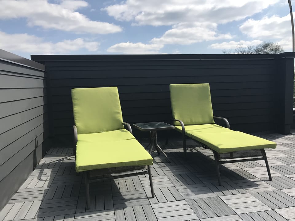 rooftop patio lounge chairs