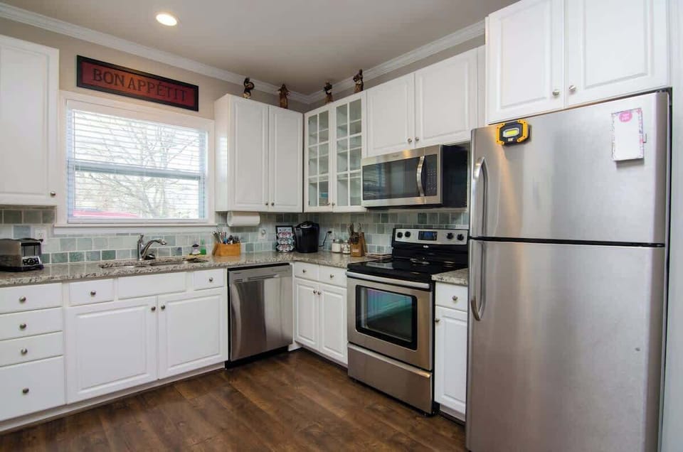 Fully stocked kitchen with Keurig coffee maker & kcups provided.