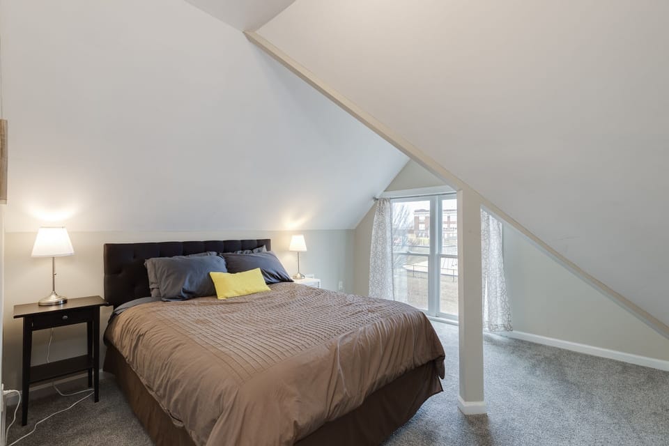 Bedroom 4 on level 2 with queen bed