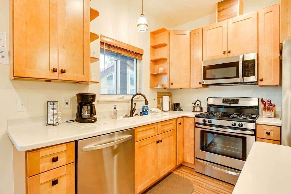 Kitchen | Single Story | Slow Cooker | Trash Bags & Paper Towels | Spices