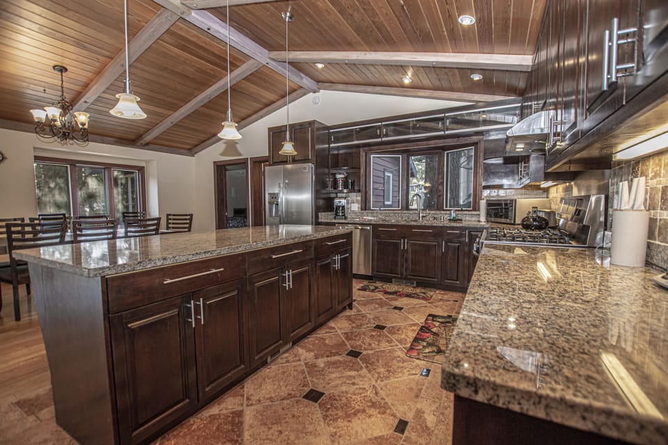 Highlands Lodge Kitchen and Dining Area - Highlands Lodge Kitchen and Dining Area