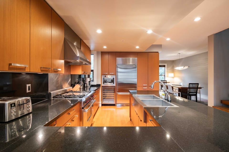 Full kitchen: Stainless steel appliances