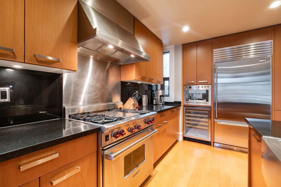 Full kitchen: Stainless steel appliances
