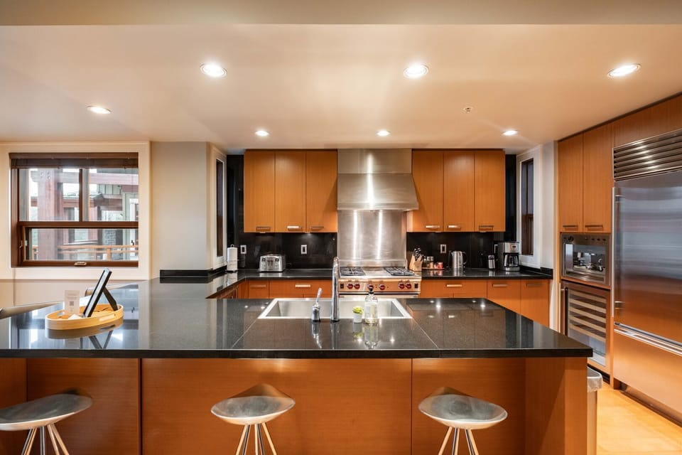 Full kitchen: Breakfast bar