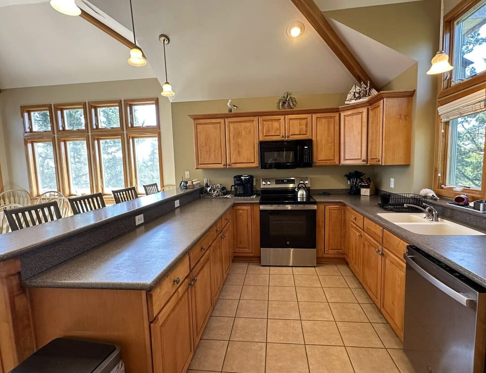 Kitchen (alternate view) 